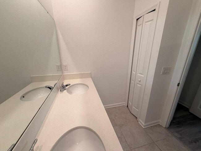 Building Photo - Rare find In-Law suite Home! Single family house with Separate entry and kitchen, laundry set!