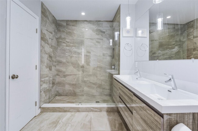 Building Photo - 214 City View Dr