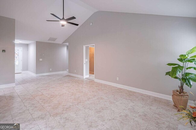 Building Photo - 5660 Crest Hill Dr NE