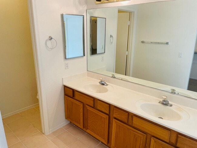 Building Photo - 1815 W Trail Blazer Dr