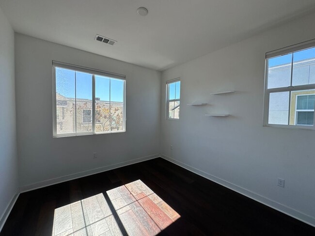 Building Photo - Winslow Complex Gem