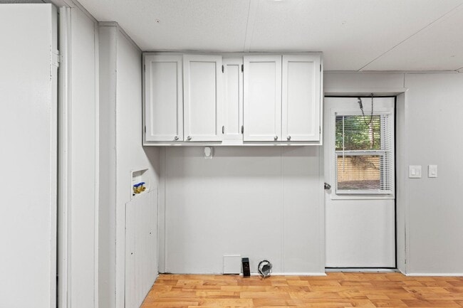 Building Photo - 700 Persimmon St
