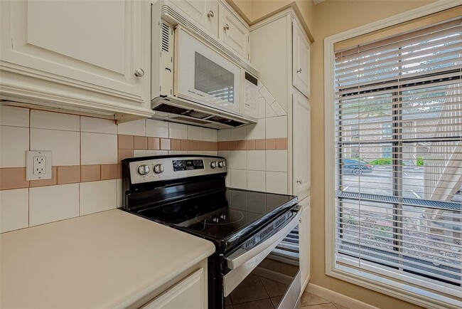 Building Photo - 1311 Antoine Dr