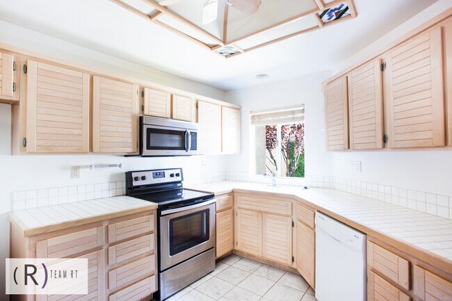 Building Photo - Fully Furnished 3be/3ba Home in Desirable ...