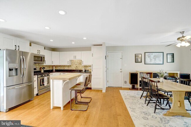 Building Photo - 6510 Carriage Dr