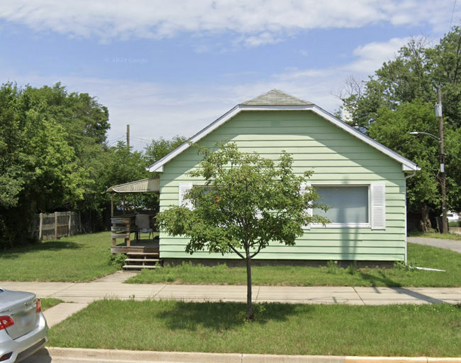 Building Photo - 512 E 8th St