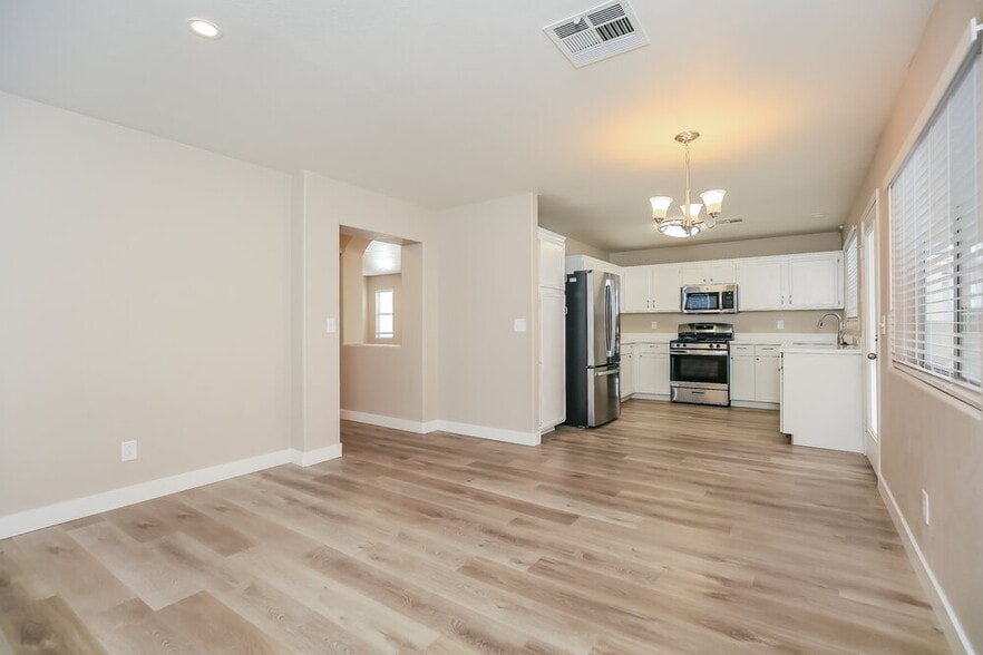 Building Photo - 4375 Coyote Crest Ct