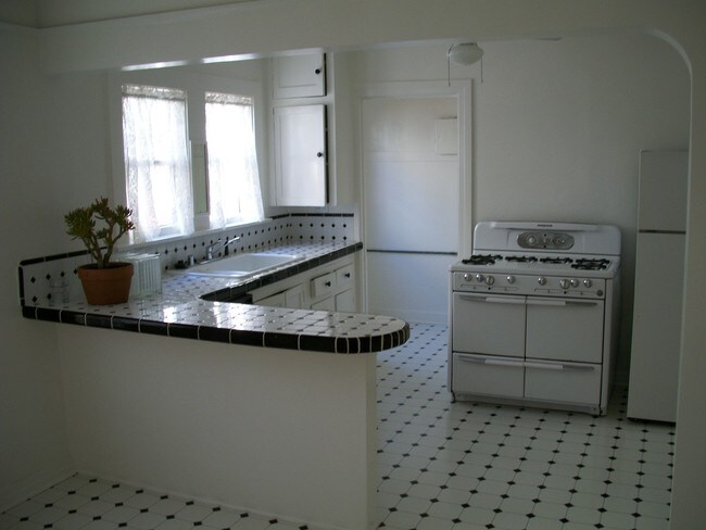 kitchen - 618 N La Jolla Ave