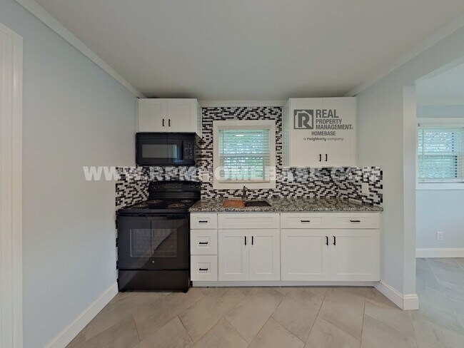 Building Photo - 360 Virtual Tour! 2 bed, 1 bath on large lot with fenced in backyard!