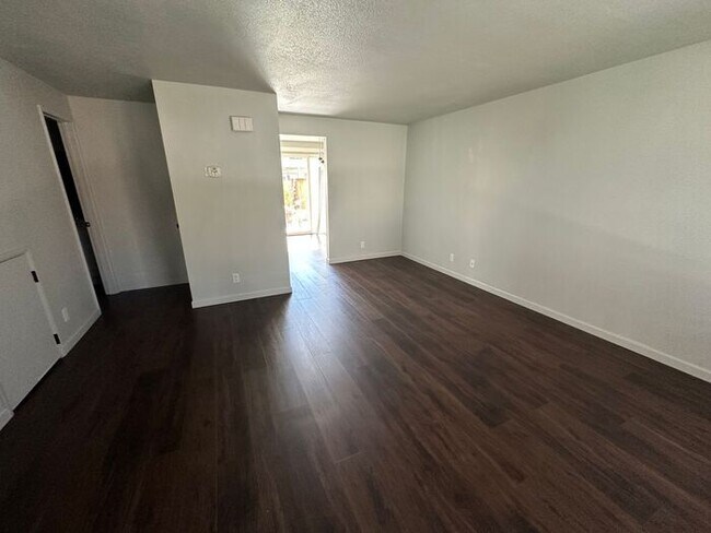 Building Photo - 845 Ridgewood Dr