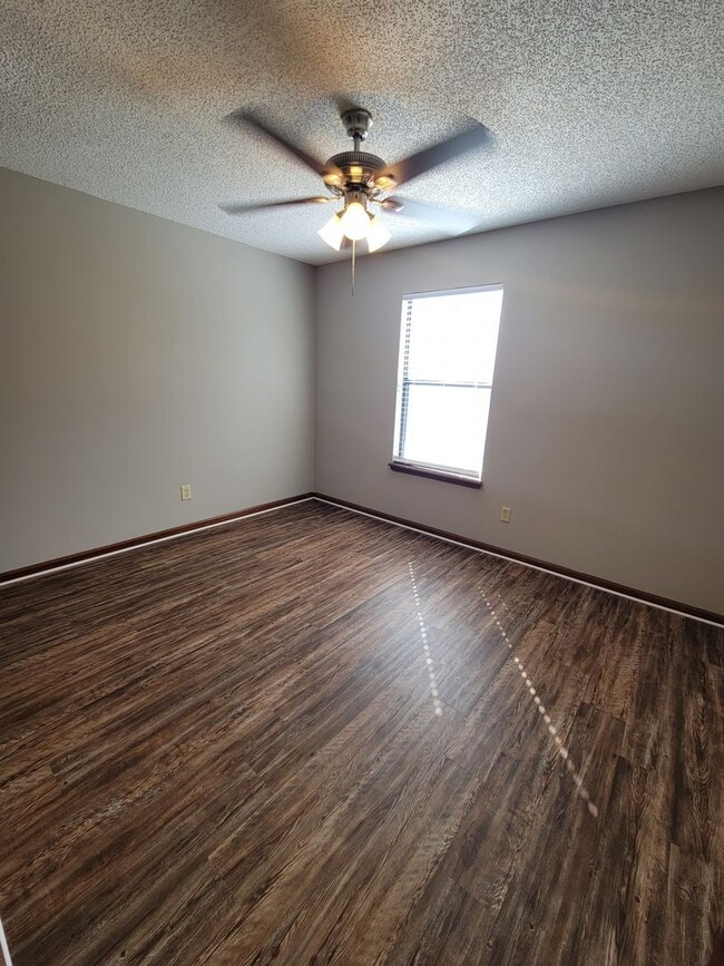Building Photo - $1195 - 2/2 - Jefferson Square has receive...