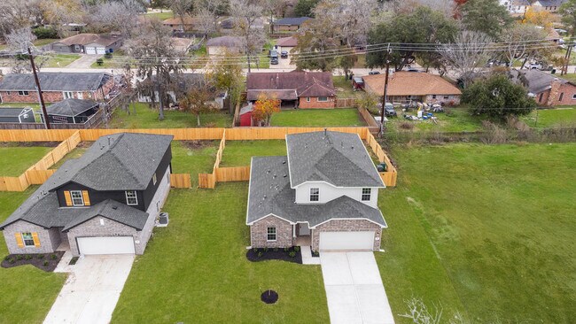 Building Photo - 401 Magnolia Ln