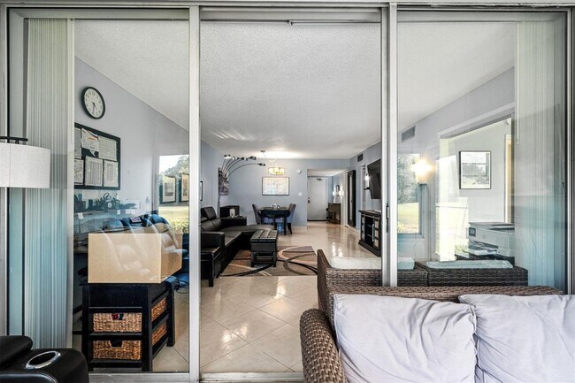 Building Photo - 3151 S Palm Aire Dr
