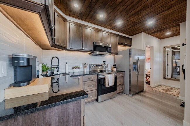 Building Photo - 736 W Rider Dr