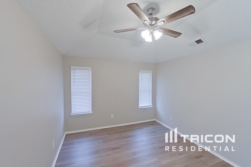 Building Photo - 1253 Essex Dr