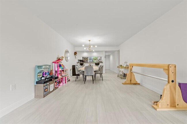 Building Photo - 6061 Balboa Cir