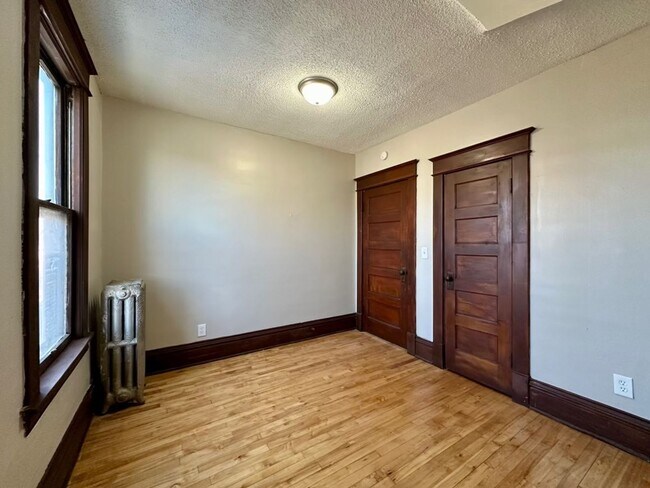 Building Photo - Large 4 Bedroom House!