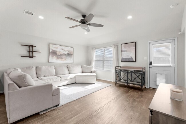 Building Photo - 8207 Amaryllis Ct
