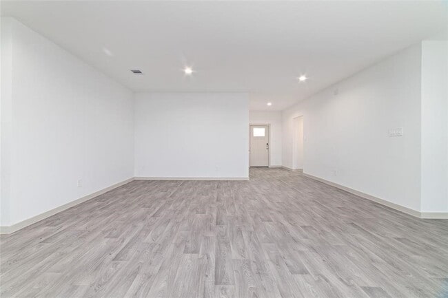 Building Photo - 7207 Sunbreeze Ln