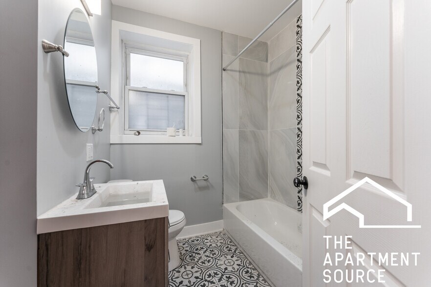 Building Photo - 1624 W Beach Ave