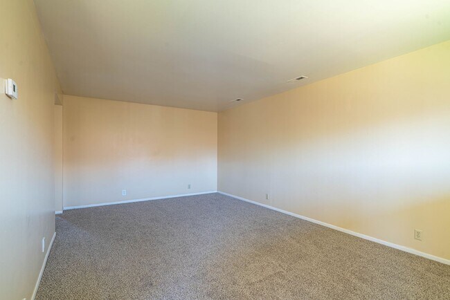 Building Photo - Sunny & Inviting Apartment with Clean Finishes in Great Location