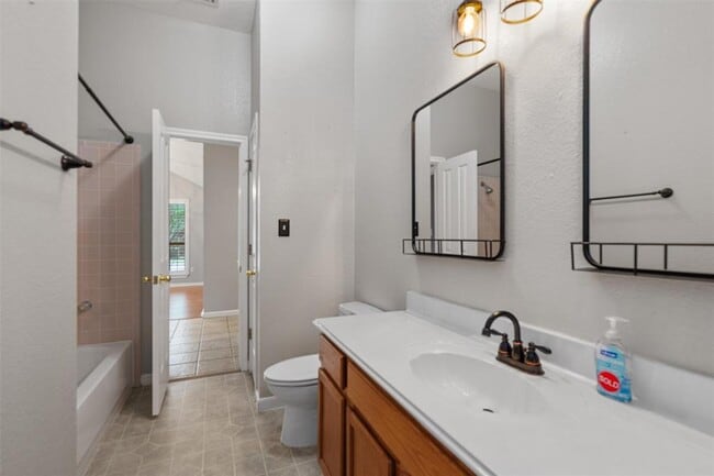 Building Photo - 901 Cashew Ln