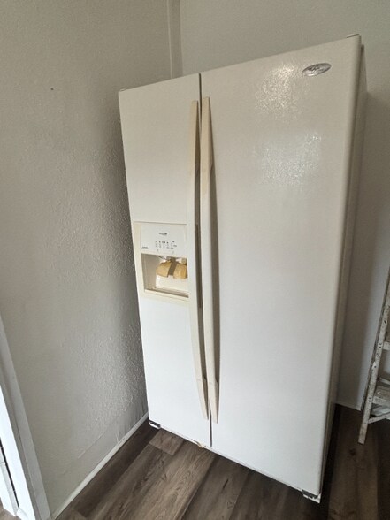 Building Photo - 633 W North St