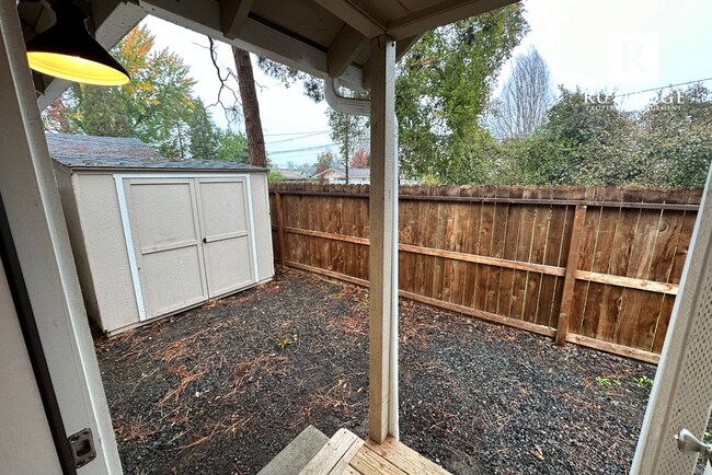Building Photo - Cozy 2 Bedroom, 1 Bath in the Heart of Med...