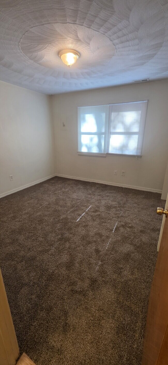 Building Photo - 2 bedroom and 1 bath apartment