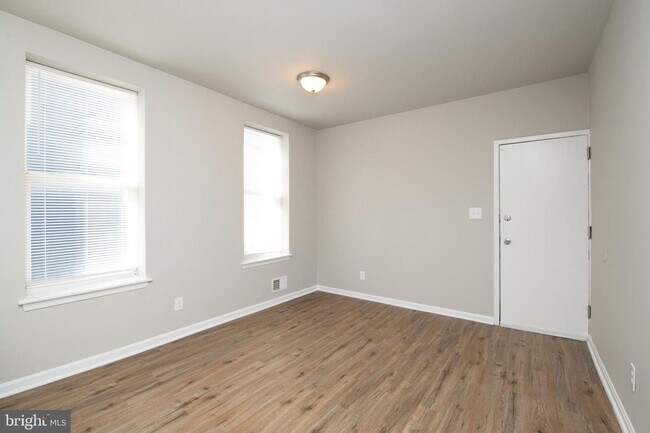 Building Photo - 3 Bed 1 Bath Renovated Townhouse