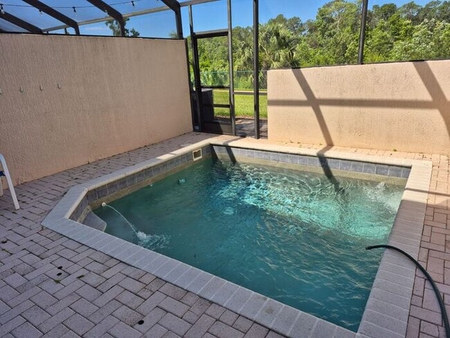 Building Photo - Large 3 bedrooms 3 Baths with a private pool