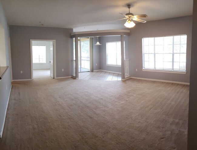 Building Photo - Large 3-Bedroom, 2-Bath Condo with Solariu...