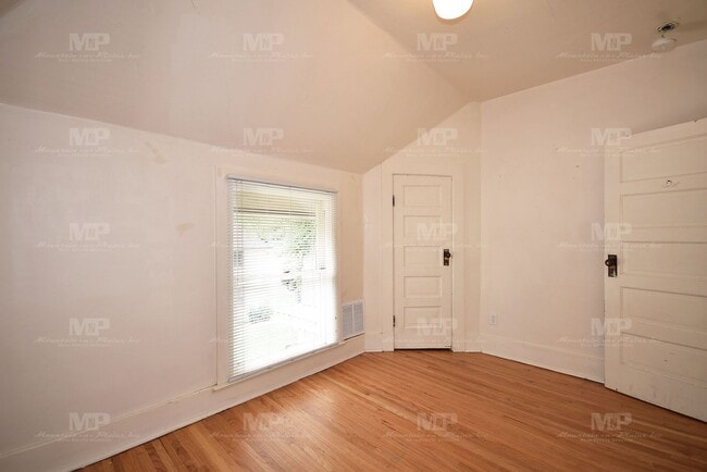 Building Photo - 322 W Laurel St