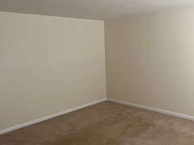 Building Photo - 4 Bedrooms 2.5 Bathrooms