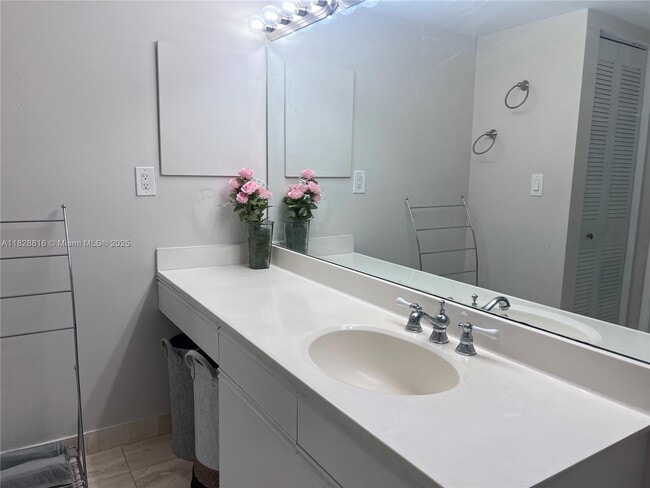 Building Photo - 3600 Mystic Pointe Dr