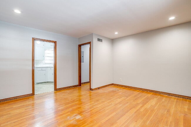 Building Photo - Historic 2 bed, 1 bath Apartment in Covete...