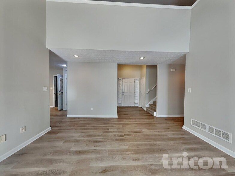 Building Photo - 930 Willow Hollow Dr