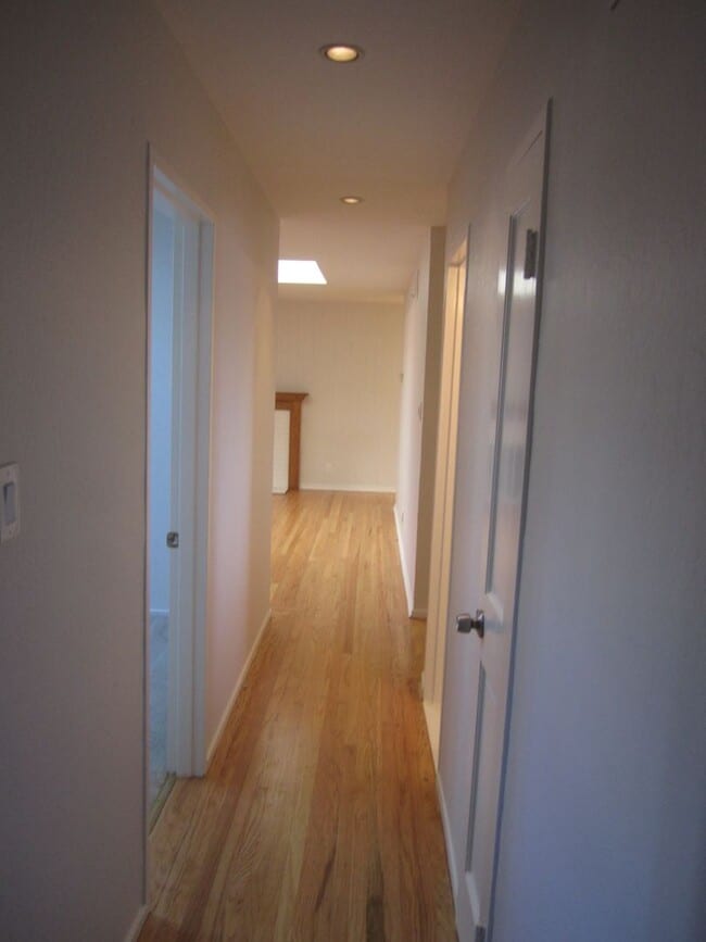 Building Photo - SPACIOUS 3BED, 2 BATH IN EXCELLENT SANTA C...