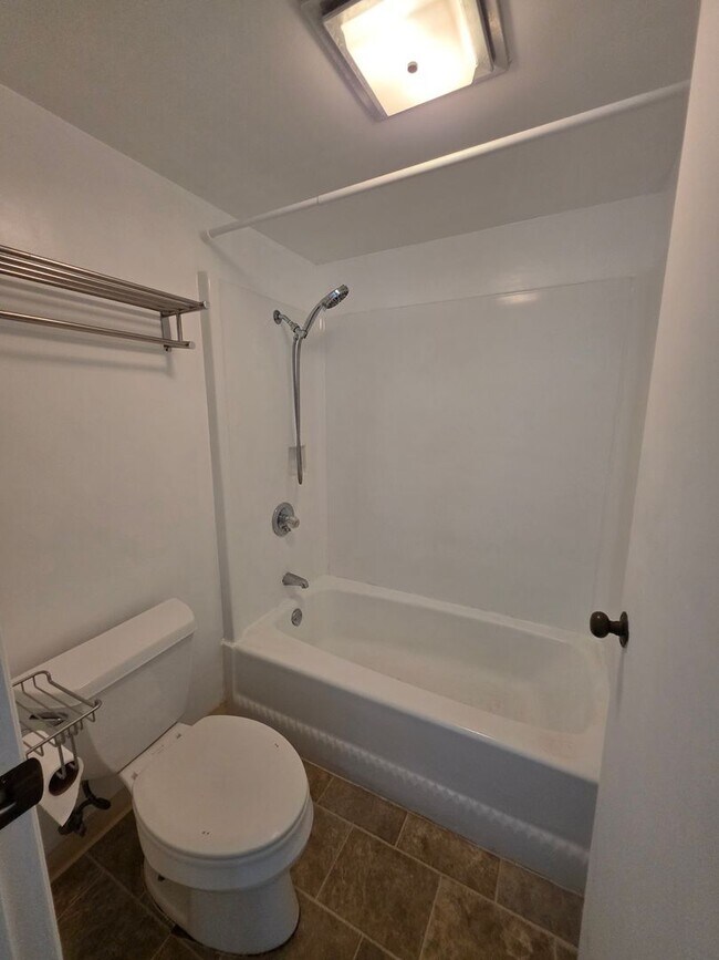 Building Photo - AVAILABLE NOW! 1 bed, 1 bath with 1 parking in Aiea