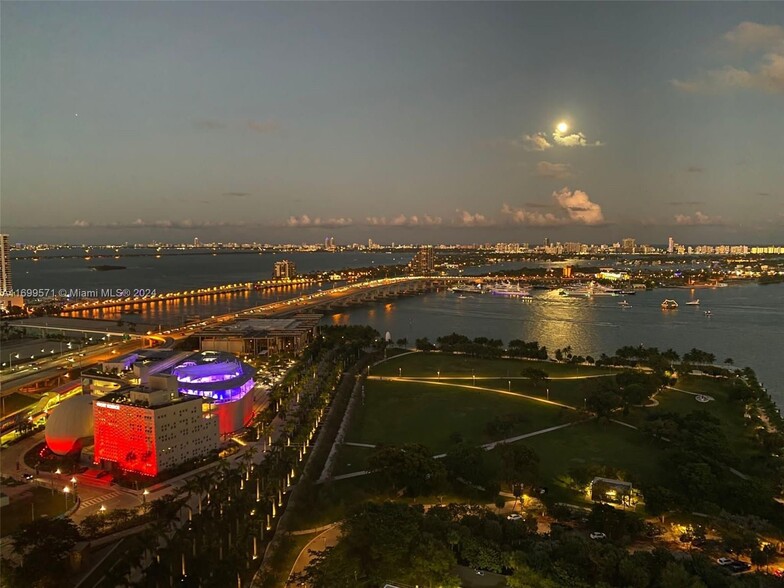 Building Photo - 900 Biscayne