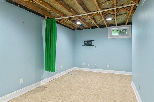 Building Photo - 3 Bed/2 Bath.  Pet Friendly. Large Yard. No Security Deposit