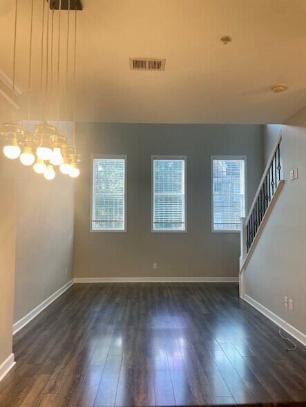 Building Photo - 138 Market Place Ave