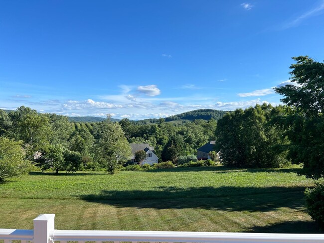 Building Photo - Spacious Home in Hendersonville, NC