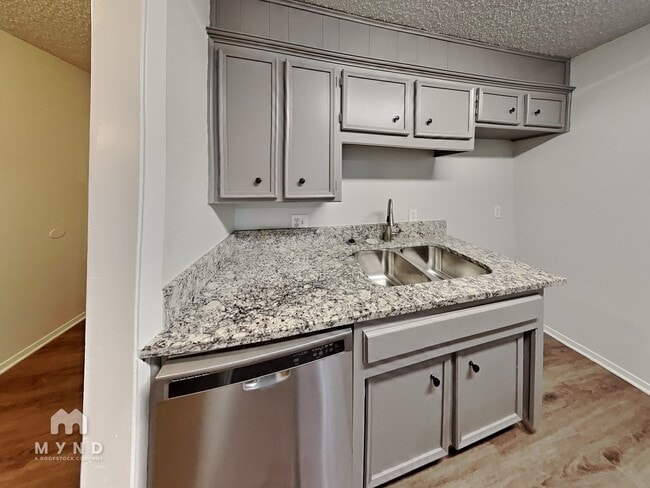 Building Photo - 1303 1/2 Berry Dr Apt A