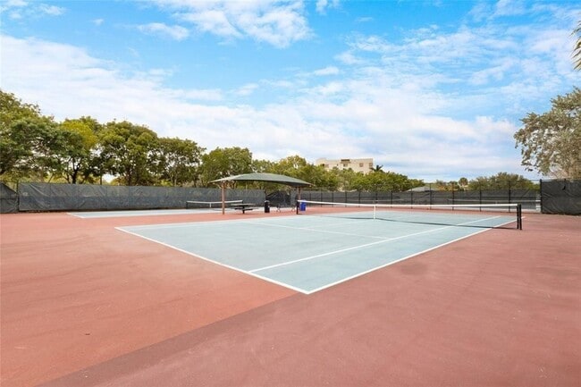 Building Photo - 605 Oaks Dr