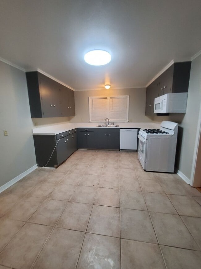 Building Photo - $500 Off 1st Month Special