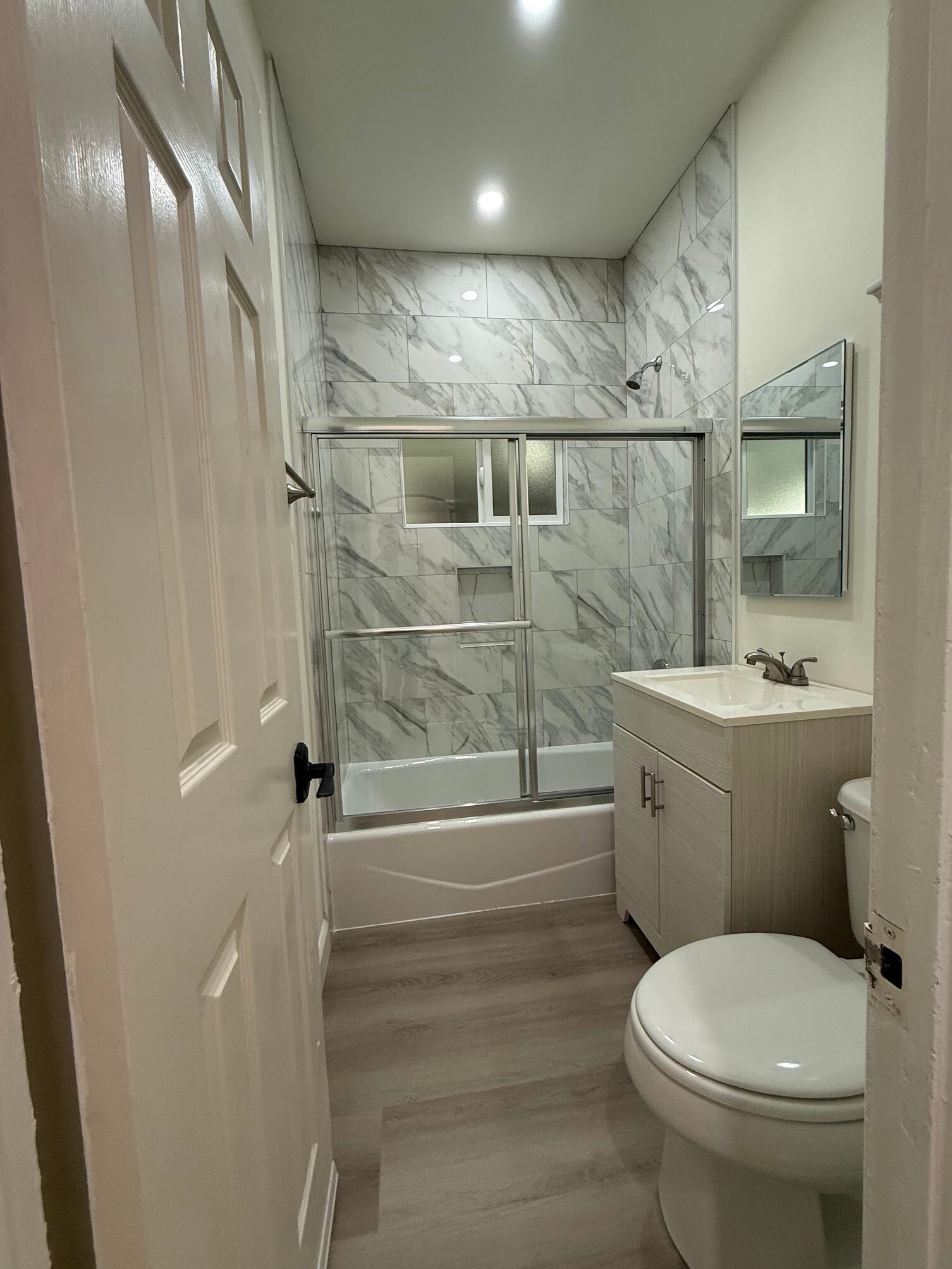 Building Photo - 208 N La Peer Dr