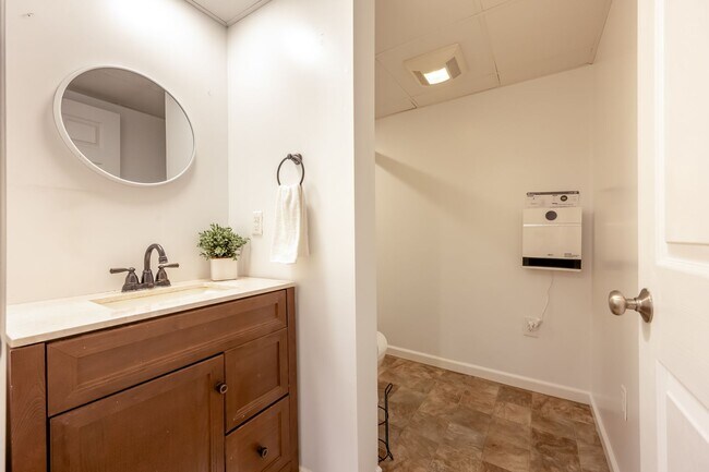 Building Photo - Spacious Ranch Close to Campus