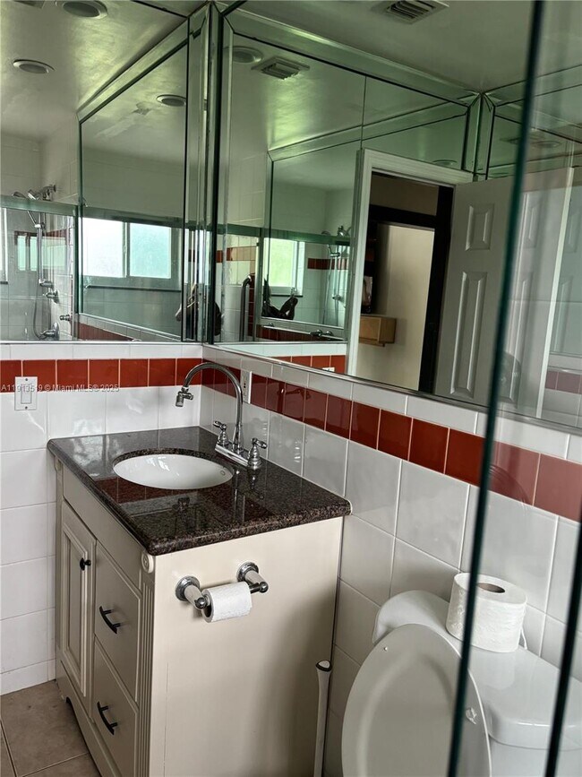 Building Photo - 2002 NE 43rd St