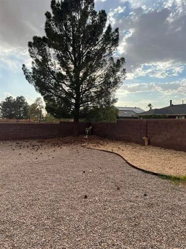 Building Photo - Lovely 3 Bedroom 2 bathroom home with pool